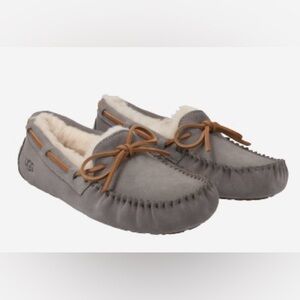 Ugg Women's Dakota moccasin in Pewter , size 11.